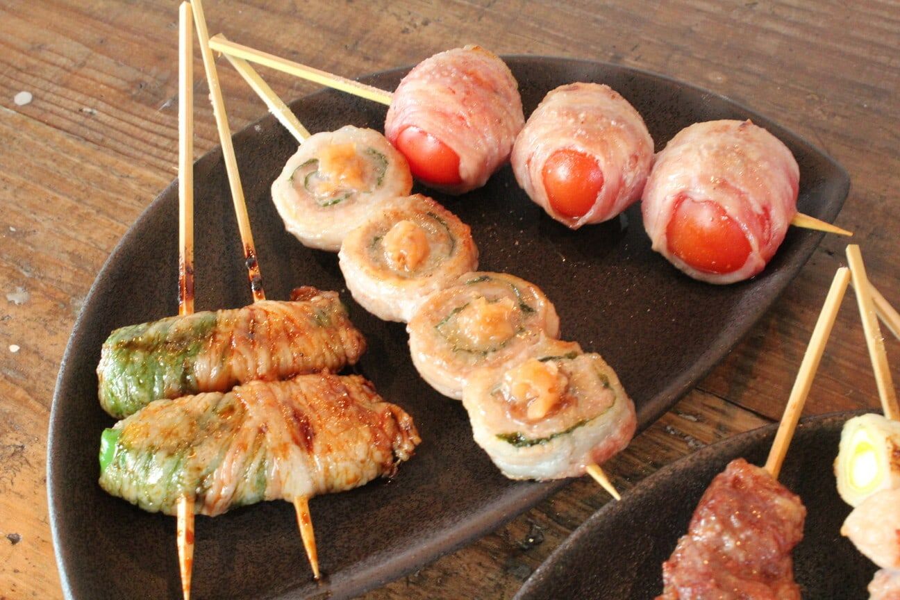 プチトマトやピーマンを豚肉で巻いた豚巻串