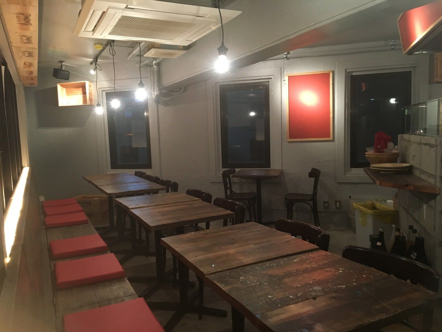 マニトンの店内。木のテーブルが並ぶ落ち着いた空間