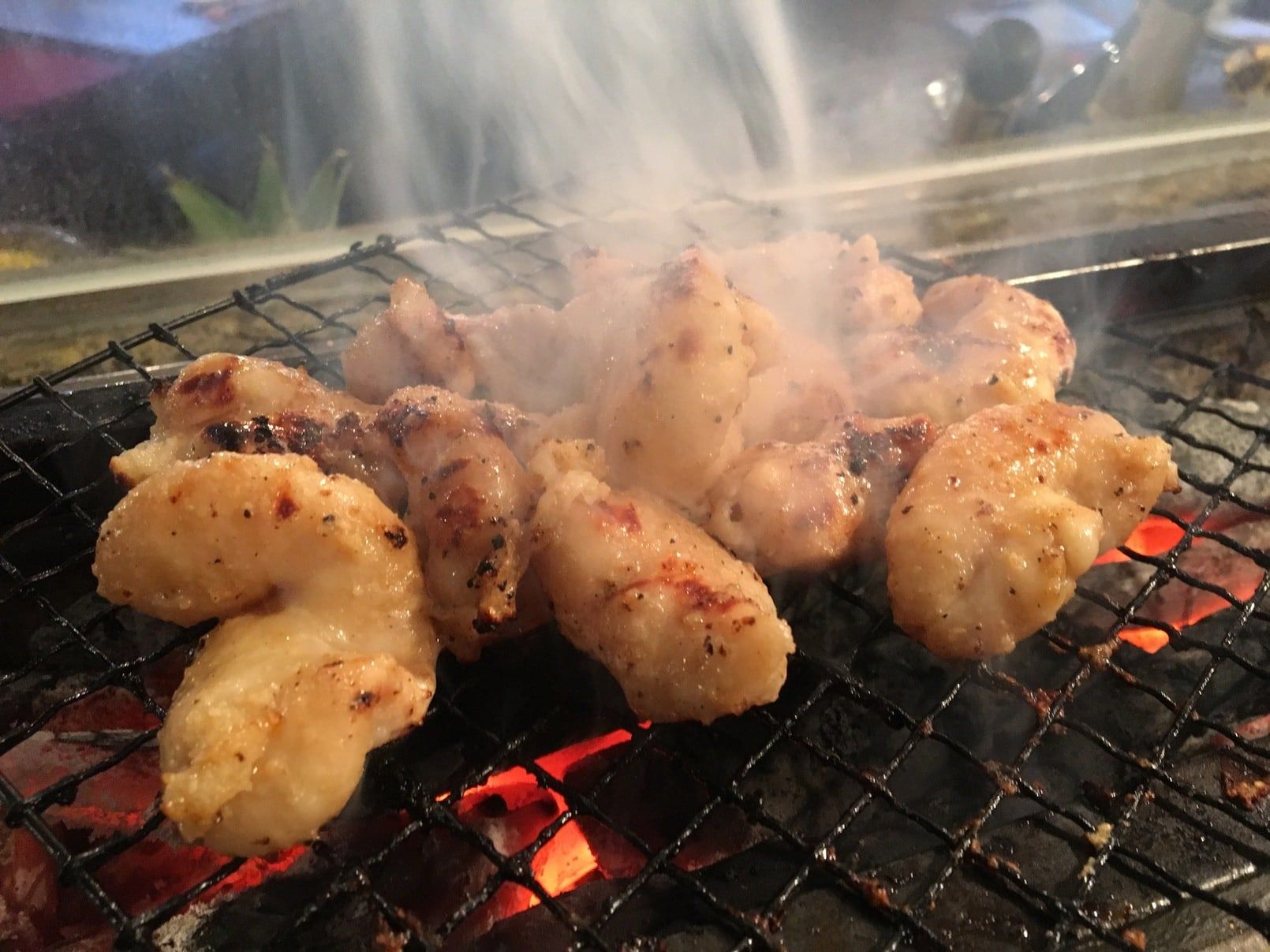 網の上で炭火に炙られるあつぎ豚のシロコロ